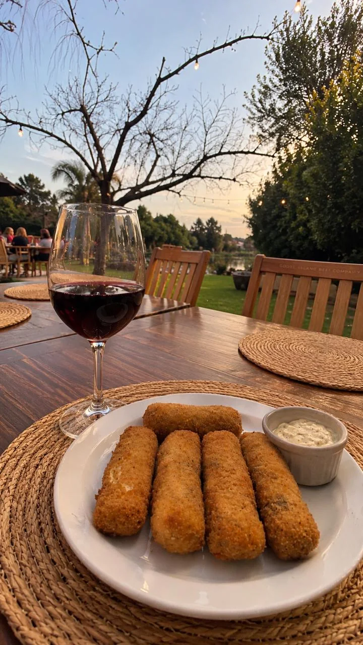 Croquetas en un plato al aire libre